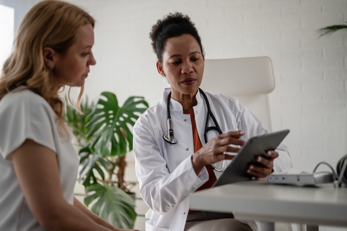 How long does HRT take to work? Doctor reviewing treatment timeline with a patient